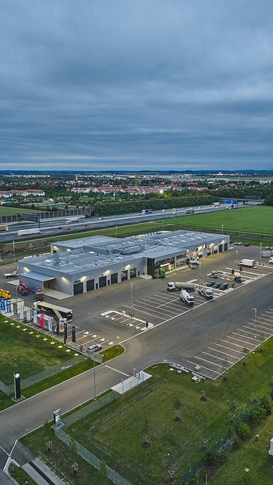 Daimler Truck opens new sales and service center for trucks and buses in Aschheim near Munich