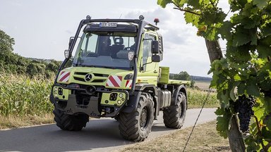 In use all year round: Unimog implement carriers for agriculture, contractors and municipalities