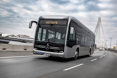 Der vollelektrisch angetriebene Stadtbus Mercedes-Benz eCitaro mit Batterien der neuesten Generation