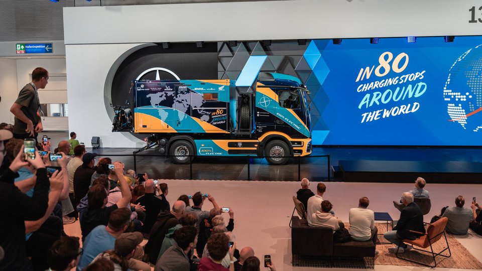 Elektrotrucker Tobias Wagner beim Start der Reise auf der IAA Transportation 2026 in Hannover