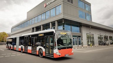 Mercedes-Benz CapaCity L: Riesen-Stadtbusse für Hamburg: Hamburger Hochbahn AG erhält 60 Großraum-Gelenkbusse Mercedes Benz CapaCity L