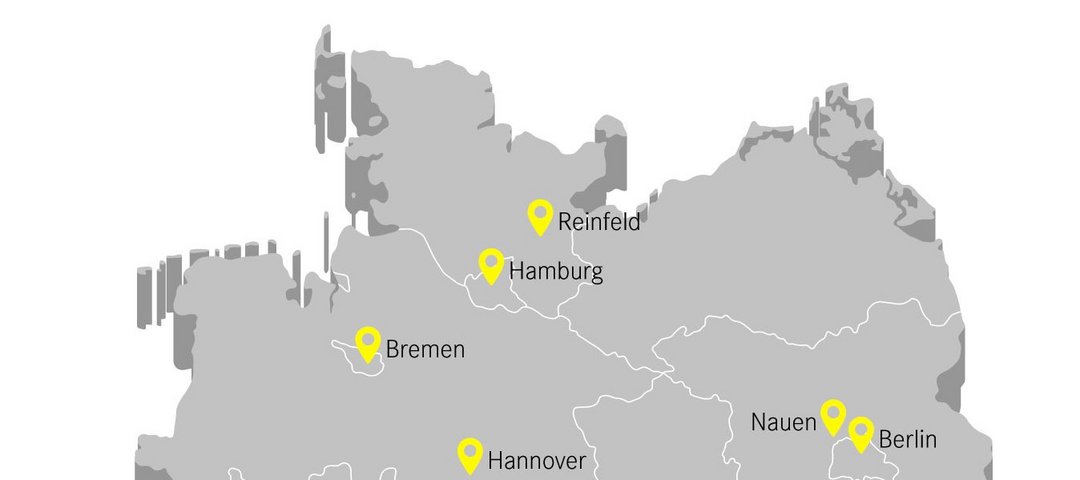 Karte von Norddeutschland mit markierten Mercedes-Benz/DaimlerTruck Nutzfahrzeugzentren in Bremen, Hamburg, Reinfeld, Hannover und Berlin.