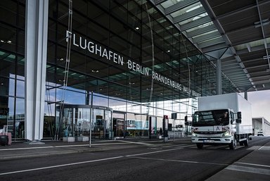 Ready for take off: Flughafen Berlin Brandenburg GmbH setzt auf vollelektrischen eCanter der Daimler Truck Marke FUSO