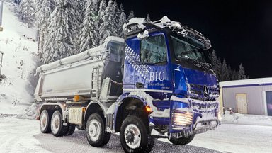 Schneeberge versetzen für den Spitzensport: Mercedes-Benz Lkw im Einsatz beim Biathlon-Weltcup in Oberhof