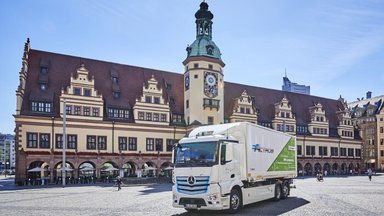 Locally CO2-neutral distribution transport for Leipzig: DB Schenker counts on the  Mercedes-Benz eActros