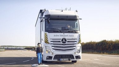 Available now: world firsts from Mercedes-Benz Trucks for greater safety on roads