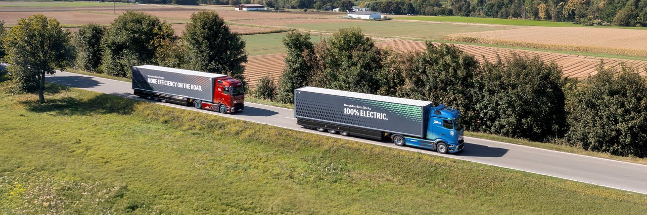 Mercedes-Benz Trucks fahren über eine Landstraße