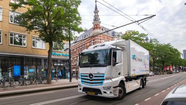 Startschuss für zweite Testphase mit weiteren Kunden: Mercedes-Benz eActros elektrifiziert Rotterdam und Den Haag bei Logistikdienstleister Simon Loos