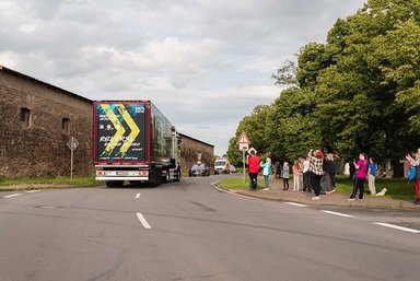 Großes Hallo in Halberstadt: eActros 600 fährt 30 Kilometer rückwärts auf öffentlichen Straßen zum Global Parts Center