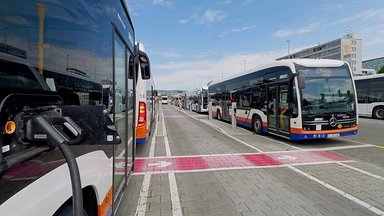 Daimler Buses und ESWE Verkehrsgesellschaft feiern Fertigstellung von elektrifiziertem E-Bus-Depot