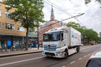 Startschuss für zweite Testphase mit weiteren Kunden: Mercedes-Benz eActros elektrifiziert Rotterdam und Den Haag bei Logistikdienstleister Simon Loos