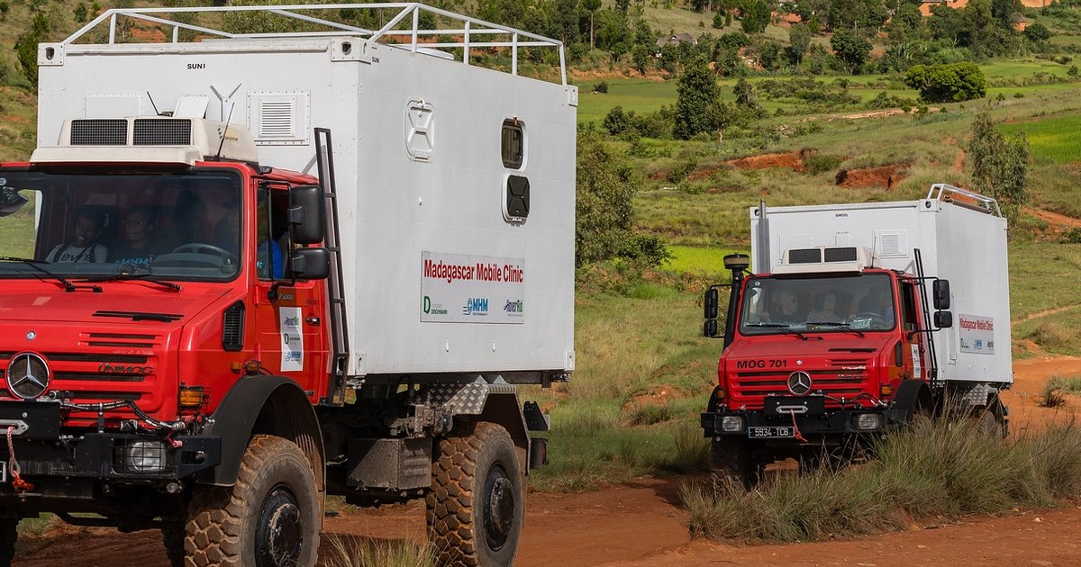 Two Unimog U 5000 for new aid project of the DEICHMANN Foundation
