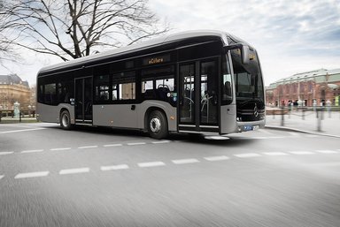 Der vollelektrisch angetriebene Stadtbus Mercedes-Benz eCitaro mit Batterien der neuesten Generation