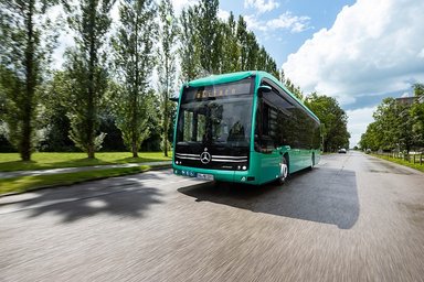 Daimler Buses präsentiert Mercedes-Benz eCitaro mit neuer NMC4-Batterie sowie eMobilitäts-Services auf der mobility move 2026 in Berlin
