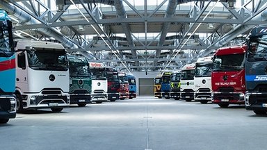 Elektrifizierte Werkslogistik in Wörth: 14 eActros 600 starten mit Sternfahrt auf Fernverkehrsrouten