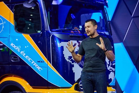 Von Hannover um die Welt: Elektrotrucker Tobias Wagner startet globale eActros-600-Expedition