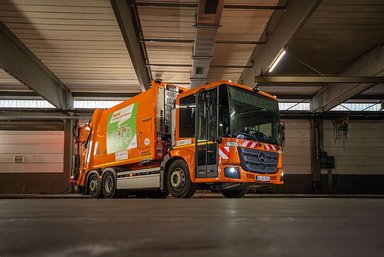 Morgens bleibt es leise in Karlsruhe – 18 neue batterieelektrische Mercedes-Benz eEconic für die Abfallentsorgung