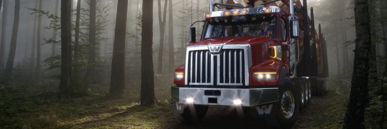 Roter Western Star W49X Holztransporter im Wald