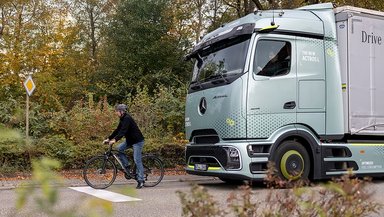 Sehen, wo der Mensch nicht hinsieht – Mercedes-Benz Trucks setzt auf intelligente Assistenzsysteme zum besseren Schutz von Radfahrenden und Fußgängern