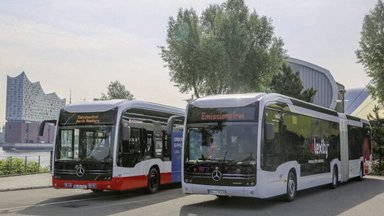 Sterne für Hamburg: Doppelübergabe Mercedes-Benz eCitaro G an die Hamburger Hochbahn AG und die Verkehrsbetriebe Hamburg-Holstein GmbH (VHH)