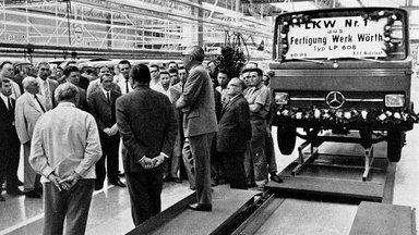 Historic milestone at the Mercedes-Benz plant in Wörth: First truck produced 60 years ago