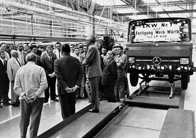 Historic milestone at the Mercedes-Benz plant in Wörth: First truck produced 60 years ago
