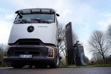 Daimler Truck baut halböffentliches Ladenetzwerk für Lkw auf – erste Pilotkunden erfolgreich gestartet