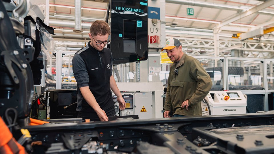 Tobias Wagner im Werk an seinem eActros 600
