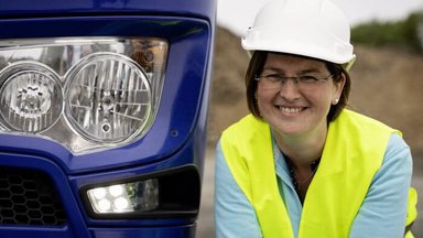 Frauenpower im Steinbruch mit dem neuen Arocs - Doreen Trabert fährt den Bauprofi von Mercedes-Benz