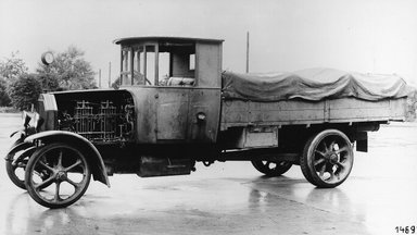 Die weltweit ersten Diesel-Lkw von Benz und Daimler im Jahr 1923