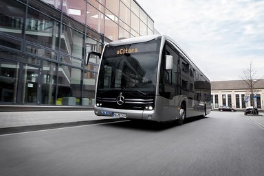 Der vollelektrisch angetriebene Stadtbus Mercedes-Benz eCitaro mit Batterien der neuesten Generation