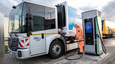 Kreislaufwirtschaft bei Mercedes-Benz Trucks: Neue Hochvolt-Tauschbatterie als ressourcenschonende Alternative