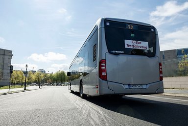 Der vollelektrisch angetriebene Stadtbus Mercedes-Benz eCitaro mit Batterien der neuesten Generation