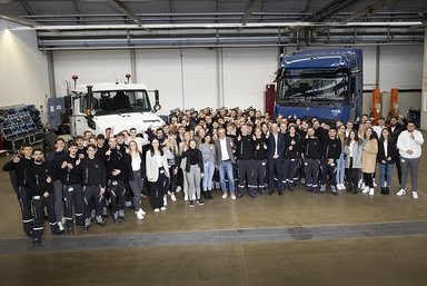 Daimler Truck Personal-Vorstand Jürgen Hartwig begrüßt neue Auszubildende im Mercedes-Benz Werk Wörth