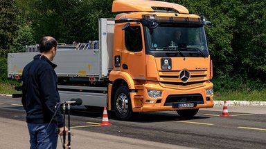 Liebherr, Daimler Truck und Kässbohrer testen Technologie und Akustik in Münsingen