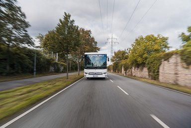 Heiß auf E: erfolgreiche Sommererprobung des neuen Mercedes-Benz eIntouro in Spanien