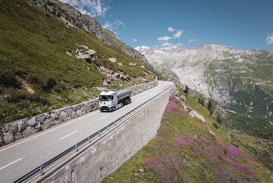 Nächste Generation Brennstoffzellen-Lkw: Entwicklungsfahrzeuge überzeugen auch bei hochsommerlichen Temperaturen in den Alpen