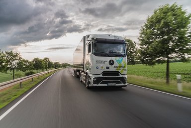 A big hello in Halberstadt: the eActros 600 reverses 30 kilometers on public roads to the Global Parts Center