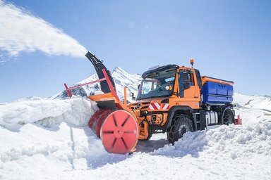 Präzision im Schnee: Unimog bei der Schneepflug-Weltmeisterschaft in Chambéry