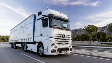 Alle reden. Einer macht. Der neue Actros. Nachhaltige Verbesserungen bei Sicherheit, Effizienz und Vernetzung: Driving the new Actros - JXperience Barcelona 2019