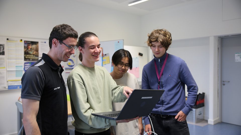 Eine Gruppe entscheidet sich für den Kopierraum der Lehrerschaft