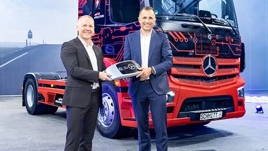Erste eActros 300 Sattelzugmaschine in Deutschland an Logistik Schmitt übergeben – Serienstart Ende des Jahres