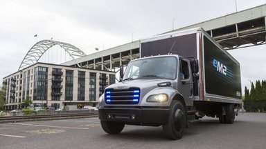 Daimler übergibt ersten elektrischen Freightliner Lkw für Praxiseinsatz bei Penske Truck Leasing in den USA