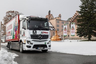 Elektrisch in die Festtage: Brauerei Rothaus transportiert Schwarzwald-Tanne mit dem eActros 600 nach Brüssel
