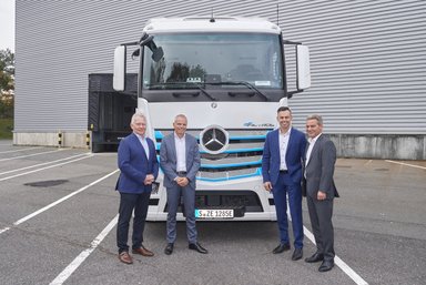 Vollelektrischer Mercedes-Benz Lkw für den schweren Verteilerverkehr: Hamburger Supermärkte werden ab jetzt elektrisch beliefert: Mercedes-Benz Trucks übergibt eActros an Meyer-Logistik