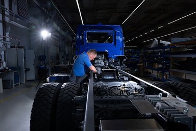 75th Atego on its 75th birthday: Germany-wide handover of equipment trucks to THW in full gear