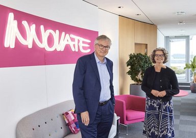 Daimler Truck CEO Martin Daum und Claudia Nemat, Vorstandsmitglied Deutsche Telekom AG, Technologie und Innovation, diskutieren über Chancen und Herausforderungen der Digitalisierung