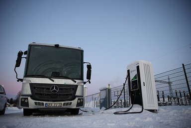Last endurance tests before start of series production: Mercedes-Benz eEconic at the Arctic Circle in Finland