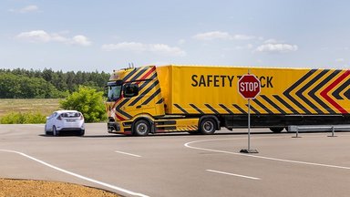 Daimler Truck zeigt neue und weiterentwickelte Sicherheits-Assistenzsysteme für Lkw und Reisebusse