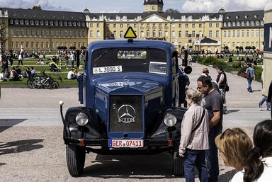 Fest für Klassiker in Karlsruhe: Mercedes-Benz Trucks mit Oldtimer-Lkw bei „Tribut an Carl Benz“